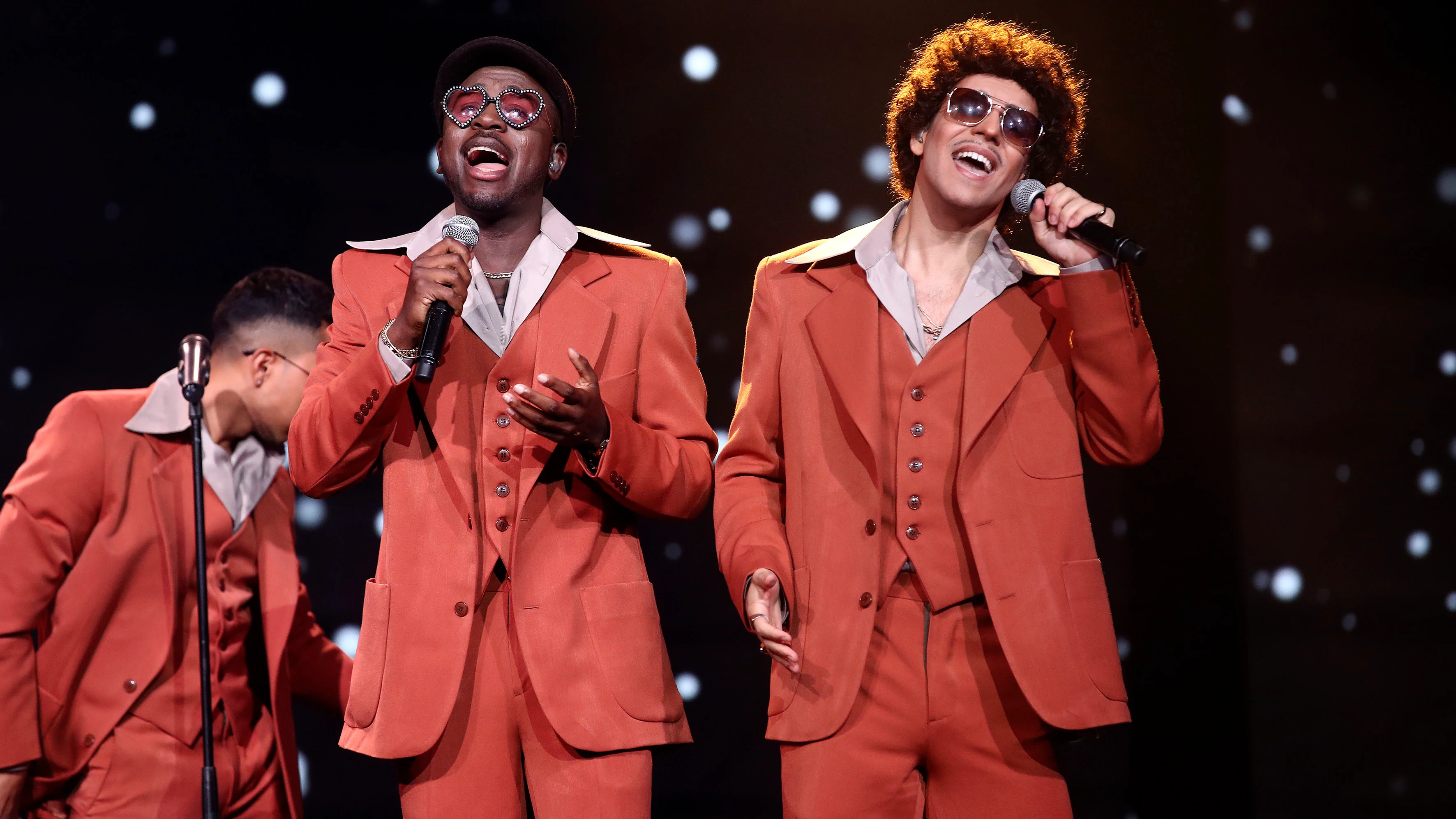 Agoney y Kelly piden que ‘Leave the door open’ como Bruno Mars y Anderson .Paak Agoney y Kelly piden que ‘Leave the door open’ como Bruno Mars y Anderson .Paak