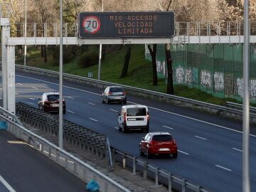 Madrid activa el protocolo anticontaminación y limita a 70 km la velocidad en la M-30 y sus accesos
