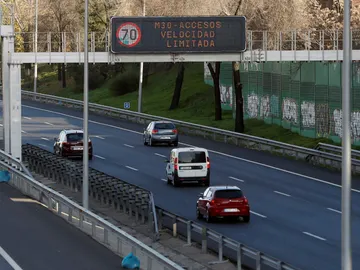 Madrid activa el protocolo anticontaminación y limita a 70 km la velocidad en la M-30 y sus accesos Madrid activa el protocolo anticontaminación y limita a 70 km la velocidad en la M-30 y sus accesos