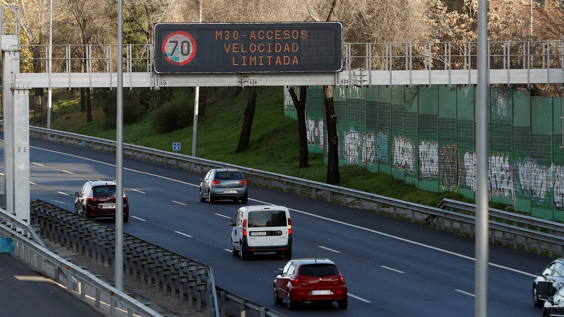 Madrid activa el protocolo anticontaminación y limita a 70 km la velocidad en la M-30 y sus accesos