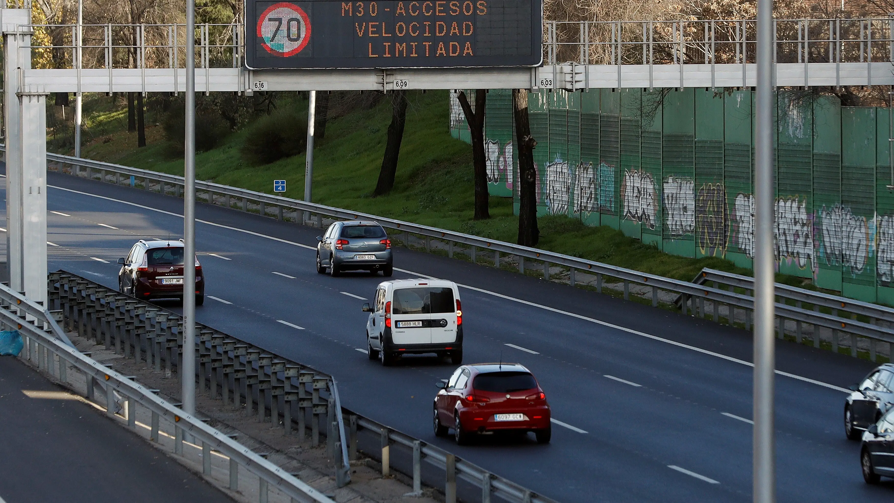 Madrid activa el protocolo anticontaminación y limita a 70 km la velocidad en la M-30 y sus accesos Madrid activa el protocolo anticontaminación y limita a 70 km la velocidad en la M-30 y sus accesos