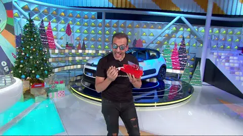 ¿Descubre su rostro? Chema, de 'La ruleta de la suerte', ¡se quita las gafas de sol! para ponerse su regalo ¿Descubre su rostro? Chema, de 'La ruleta de la suerte', ¡se quita las gafas de sol! para ponerse su regalo