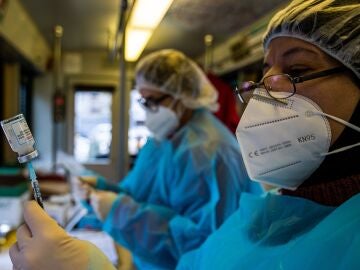 La variante &oacute;micron del coronavirus se replica peor en el tejido pulmonar, lo que explica que los contagios sean menos graves.
