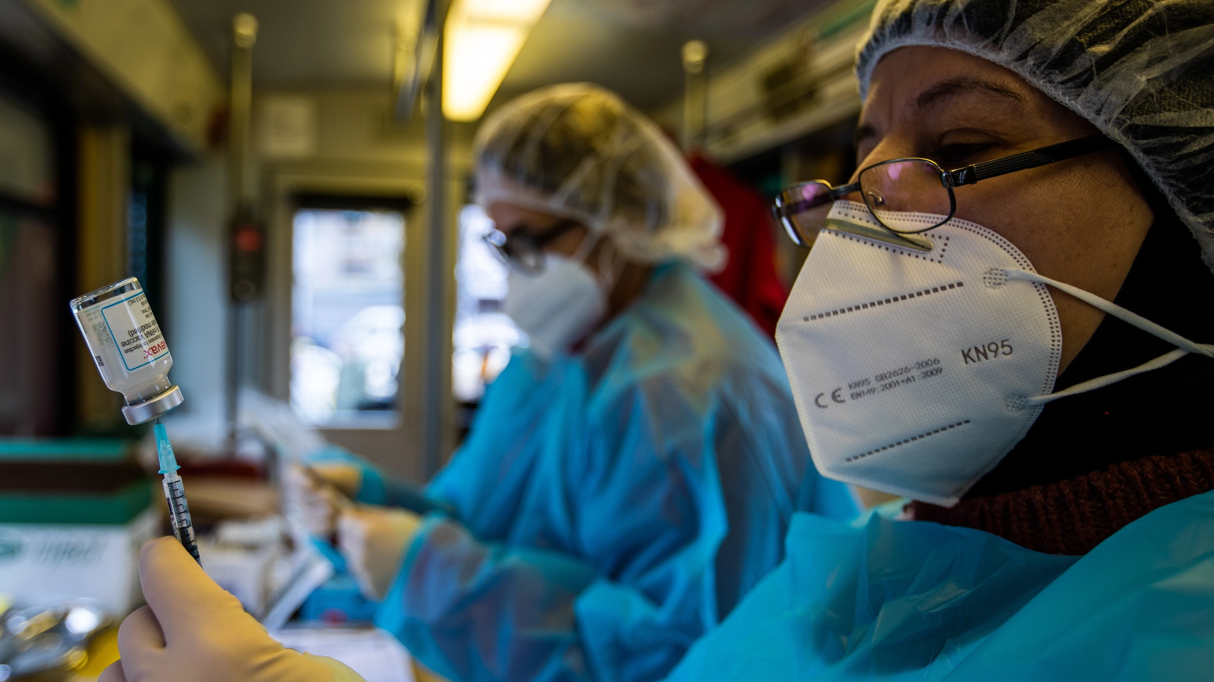 La variante ómicron del coronavirus se replica peor en el tejido pulmonar, lo que explica que los contagios sean menos graves. La variante ómicron del coronavirus se replica peor en el tejido pulmonar, lo que explica que los contagios sean menos graves.