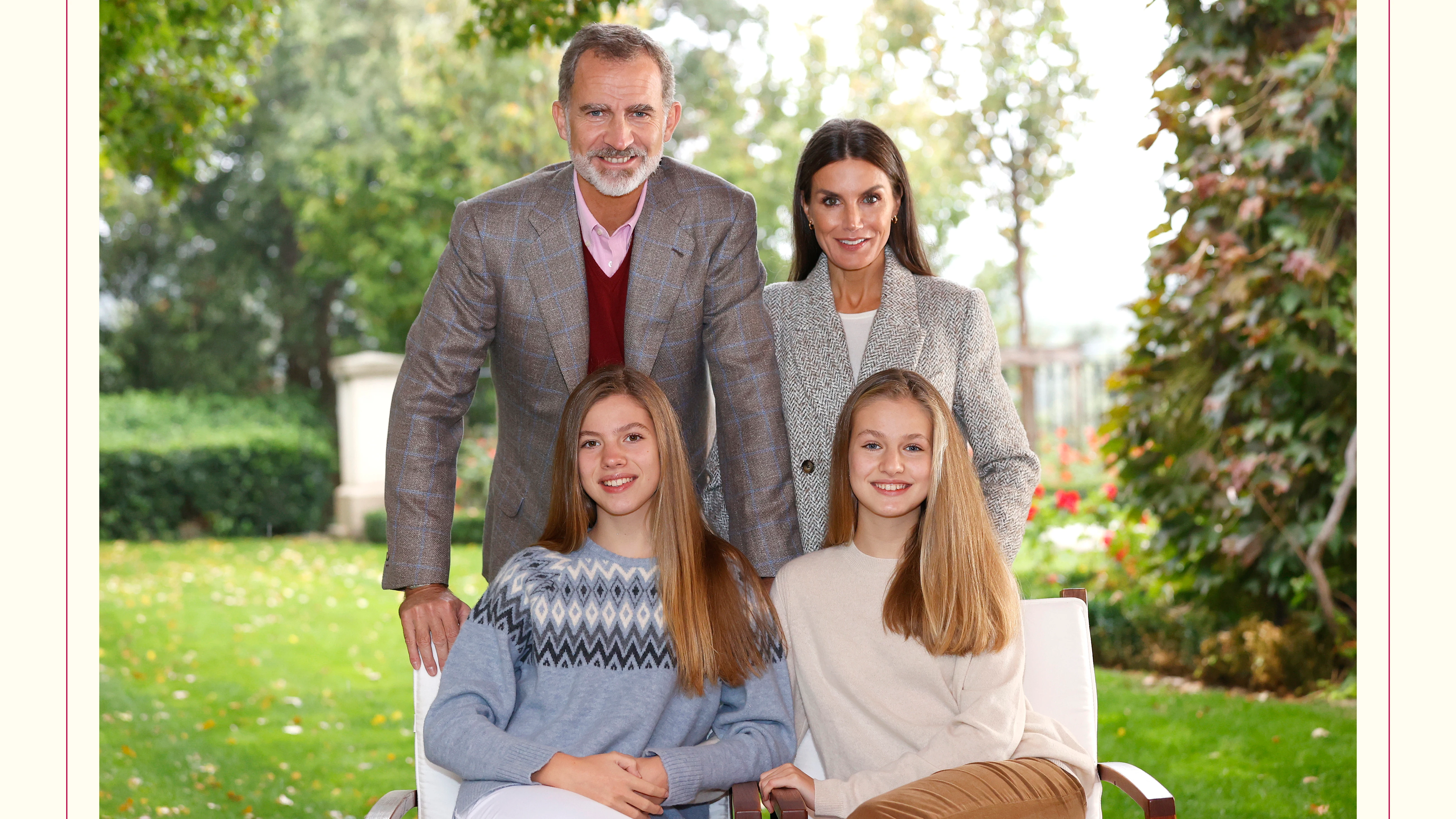 Los Reyes y sus hijas felicitan la Navidad con una imagen muy familiar