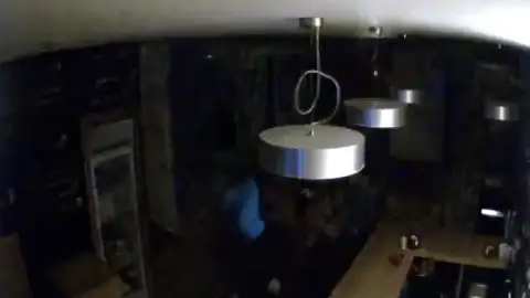 Pillan a un hombre robando en un bar de A Coruña cubierto con una bolsa en la cabeza Pillan a un hombre robando en un bar de A Coruña cubierto con una bolsa en la cabeza