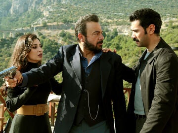 Müjgan, Fekeli y Yilmaz capítulo 46 'Tierra Amarga'