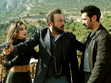 Müjgan, Fekeli y Yilmaz capítulo 46 'Tierra Amarga' Müjgan, Fekeli y Yilmaz capítulo 46 'Tierra Amarga'
