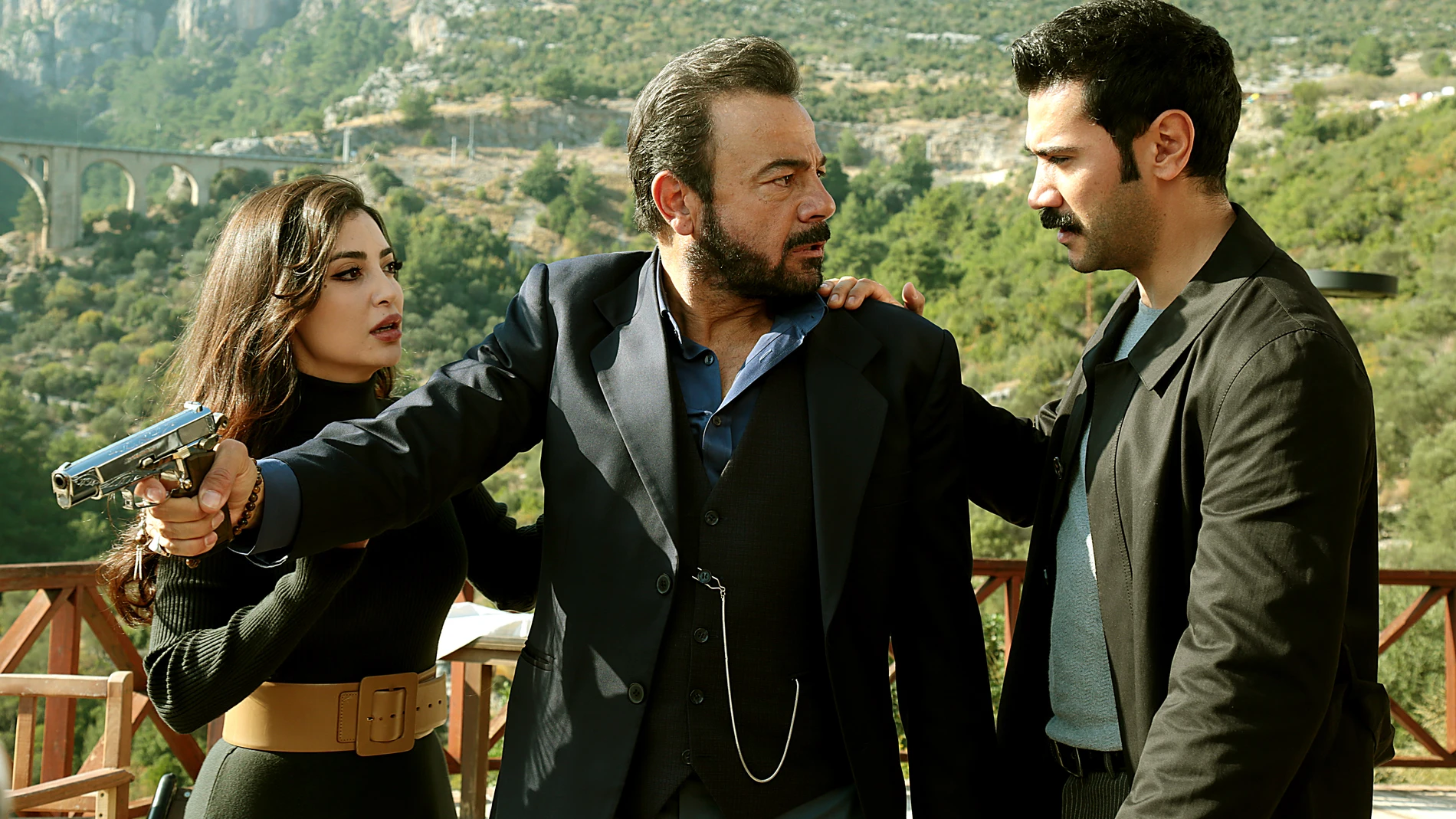 Müjgan, Fekeli y Yilmaz capítulo 46 'Tierra Amarga'