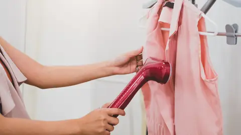 Mujer utilizando un atomizador Mujer utilizando un atomizador