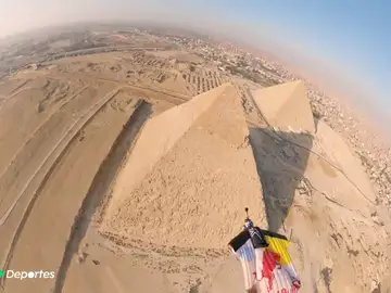 El impresionante vuelo de 'wingsuit' rozando las pirámides de Egipto El impresionante vuelo de 'wingsuit' rozando las pirámides de Egipto