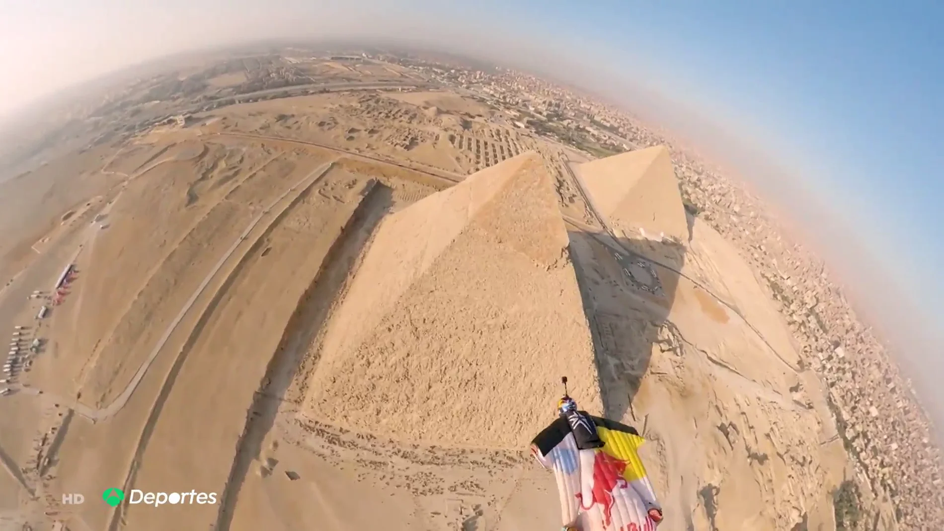 El impresionante vuelo de 'wingsuit' rozando las pirámides de Egipto