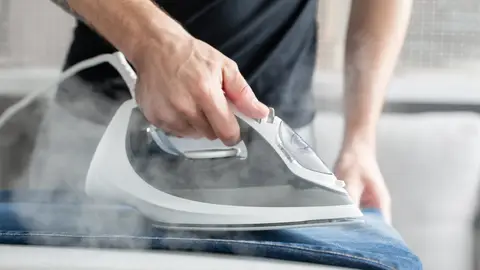 Hombre planchando Hombre planchando