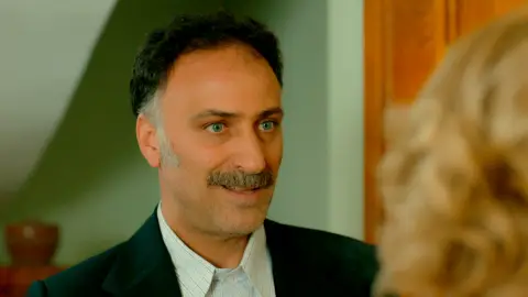 Hatip sorprende a Sermin: “Voy a divorciarme y tú y yo nos casaremos” Hatip sorprende a Sermin: “Voy a divorciarme y tú y yo nos casaremos”