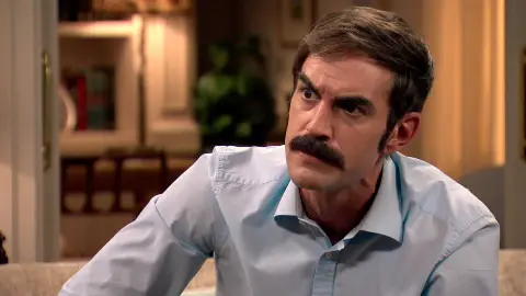 Raúl insinúa a Coral que está enamorada de otro Raúl insinúa a Coral que está enamorada de otro