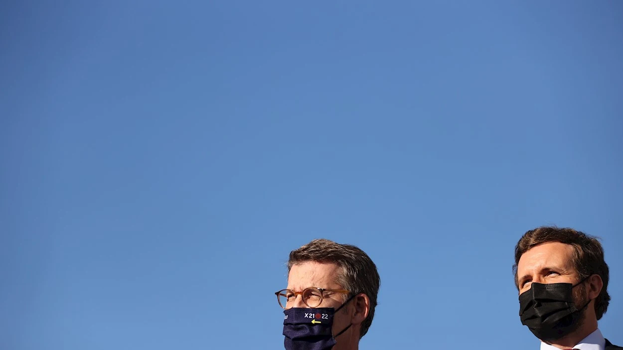  El presidente del PP, Pablo Casado (d), y el presidente de la Xunta, Alberto N&uacute;&ntilde;ez Feij&oacute;o (i), durante su participaci&oacute;n en la junta directiva provincial del partido en A Coru&ntilde;a, que ha rendido homenaje a los que fueron alcaldes de Neda, Valdovi&ntilde;o y Ma&ntilde;&oacute;n, fallecidos en los &uacute;ltimos tiempos en Abegondo, A Coru&ntilde;a, este viernes