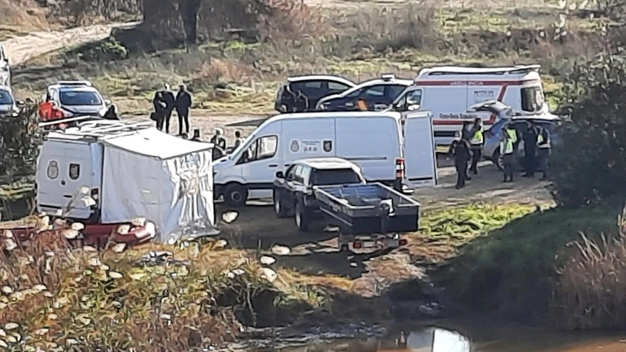 Los equipos especializados de la Policía Nacional, este viernes en la zona del río Guadiana en Badajoz donde se buscaba a Pablo Sierra Los equipos especializados de la Policía Nacional, este viernes en la zona del río Guadiana en Badajoz donde se buscaba a Pablo Sierra