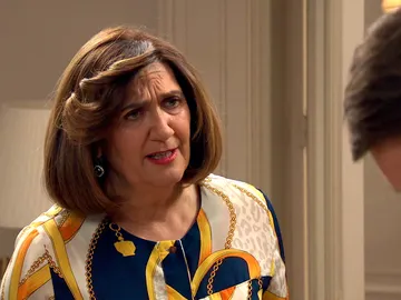 Carmen trata de hacer ver a Raúl que debe alejarse de Coral Carmen trata de hacer ver a Raúl que debe alejarse de Coral