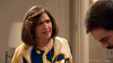 Carmen trata de hacer ver a Raúl que debe alejarse de Coral Carmen trata de hacer ver a Raúl que debe alejarse de Coral