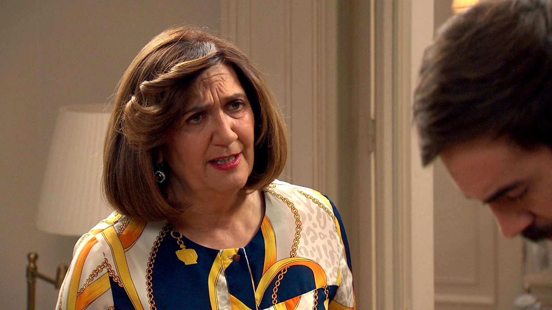 Carmen trata de hacer ver a Raúl que debe alejarse de Coral Carmen trata de hacer ver a Raúl que debe alejarse de Coral