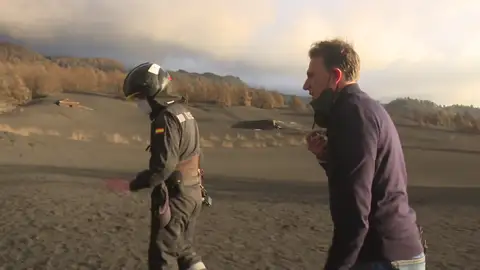 Matías Prats entra en la zona de exclusión del volcán de La Palma Matías Prats entra en la zona de exclusión del volcán de La Palma