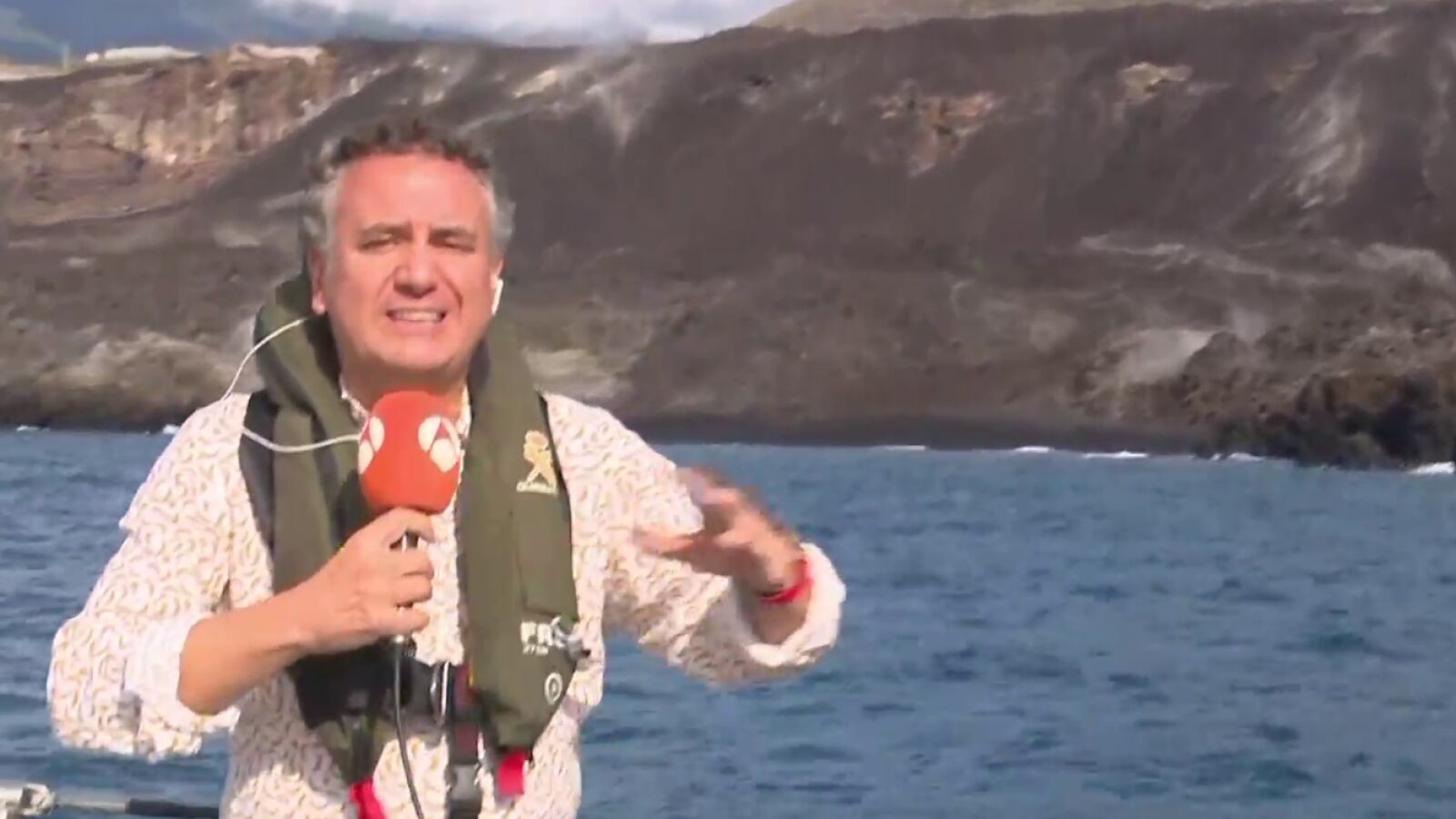 Roberto Brasero explica el estado de las fajanas en La Palma a bordo de una patrullera de la Guardia Civil