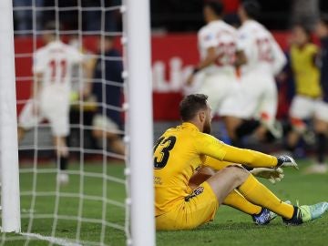 El Sevilla y Ocampos asestan un golpe casi definitivo al Atlético en Liga 