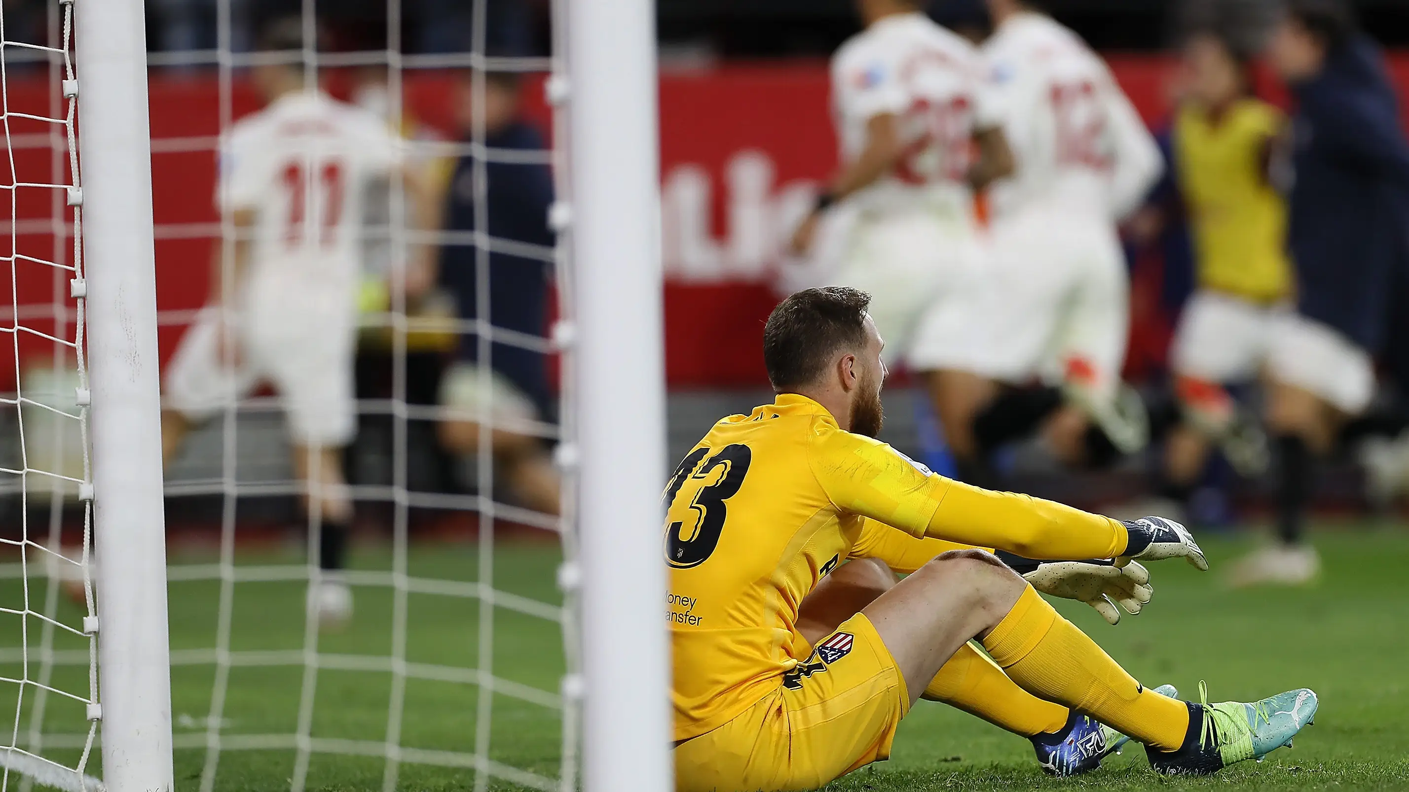El Sevilla y Ocampos asestan un golpe casi definitivo al Atlético en Liga El Sevilla y Ocampos asestan un golpe casi definitivo al Atlético en Liga