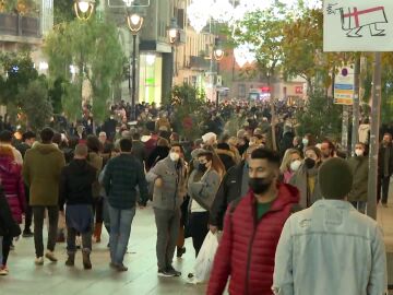 Calles abarrotadas a una semana de Navidad