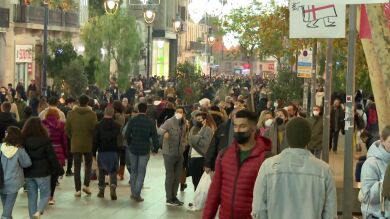 Calles abarrotadas en varias ciudades a una semana de Navidad