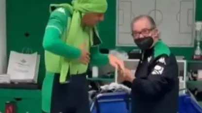 Joaquín 'revienta' las redes con un perreo a un utillero al ritmo de Rosalía: "Se me va" Joaquín 'revienta' las redes con un perreo a un utillero al ritmo de Rosalía: "Se me va"