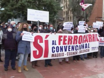 Los vecinos de Cuenca reclaman que no cierren el tren: "Más gente se tendrá que ir"