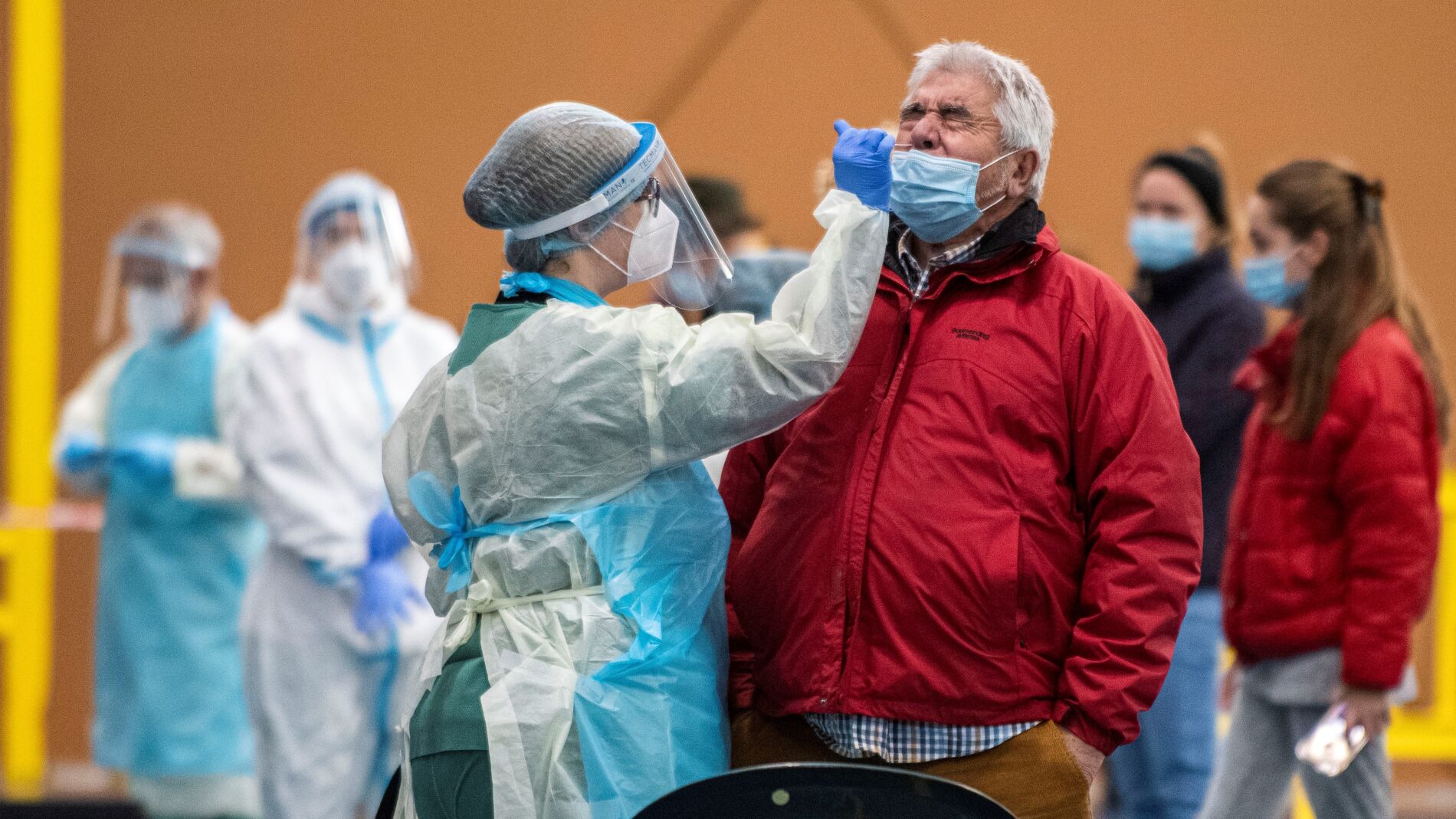 Sanitario realizando una prueba PCR