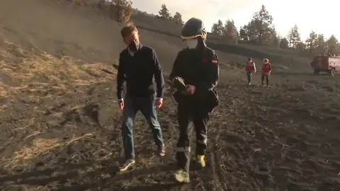 Matías Prats acompaña a un técnico de medición de gases Matías Prats acompaña a un técnico de medición de gases