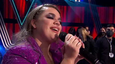 Inés Manzano cierra la edición cantando como ganadora rodeada de un emocionado equipo 'La Voz'
