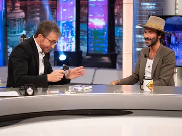Pablo Motos 'rompe' el disco de Leiva en pleno directo en 'El Hormiguero 3.0' Pablo Motos 'rompe' el disco de Leiva en pleno directo en 'El Hormiguero 3.0'