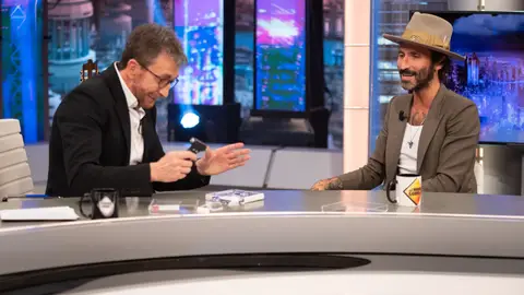 Pablo Motos 'rompe' el disco de Leiva en pleno directo en 'El Hormiguero 3.0' Pablo Motos 'rompe' el disco de Leiva en pleno directo en 'El Hormiguero 3.0'