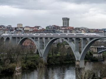 Galicia celebra la llegada del AVE tras 16 años de obras