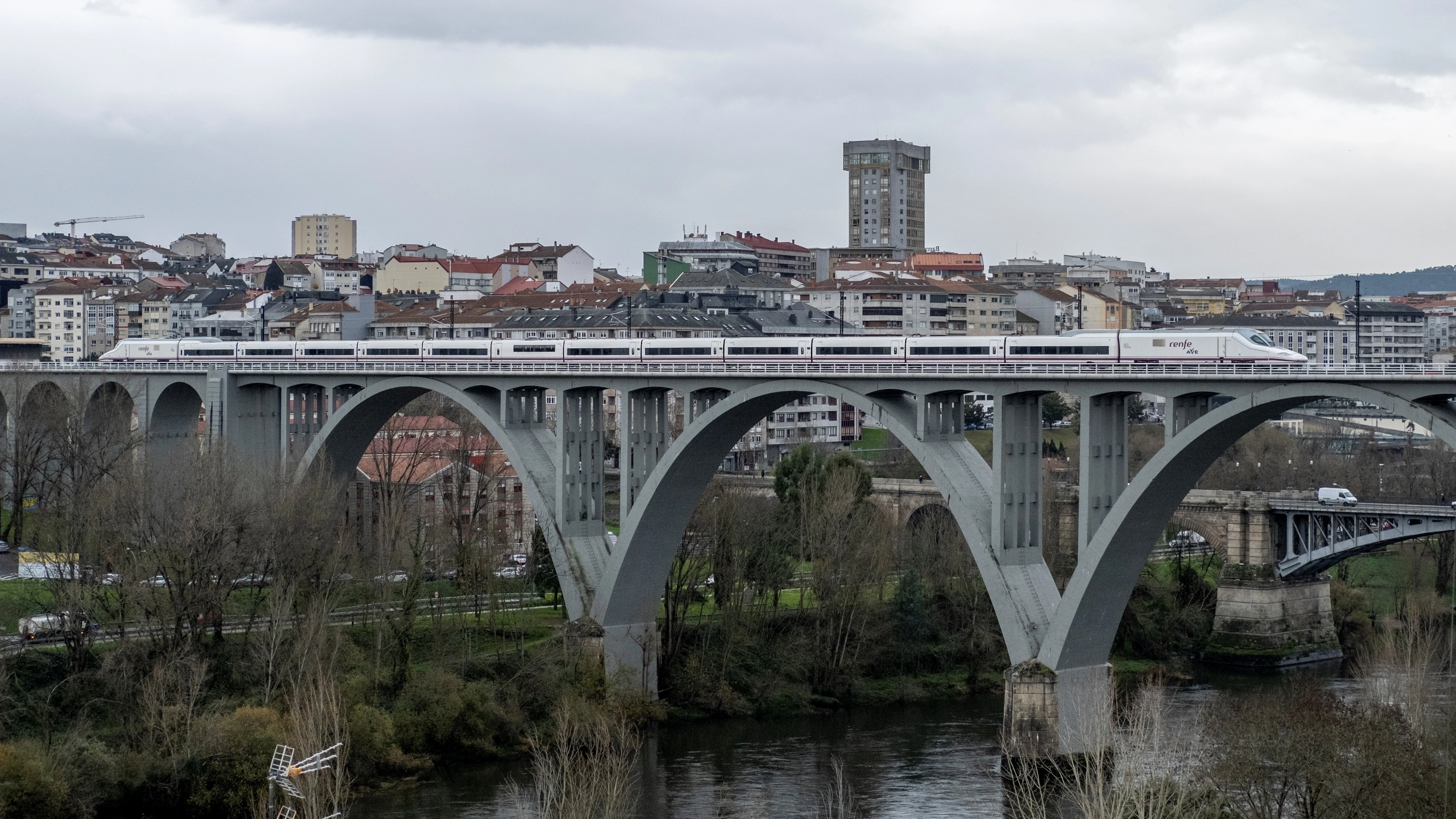 Galicia celebra la llegada del AVE tras 16 años de obras Galicia celebra la llegada del AVE tras 16 años de obras