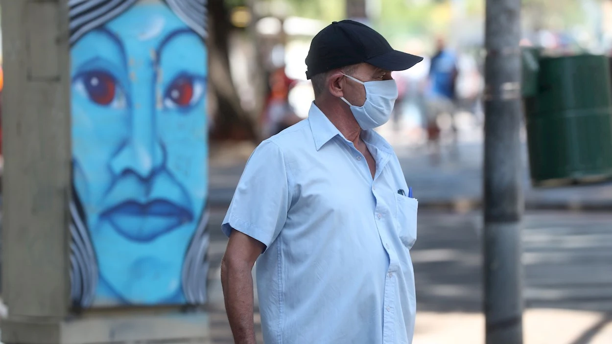Un hombre con mascarilla antiCovid
