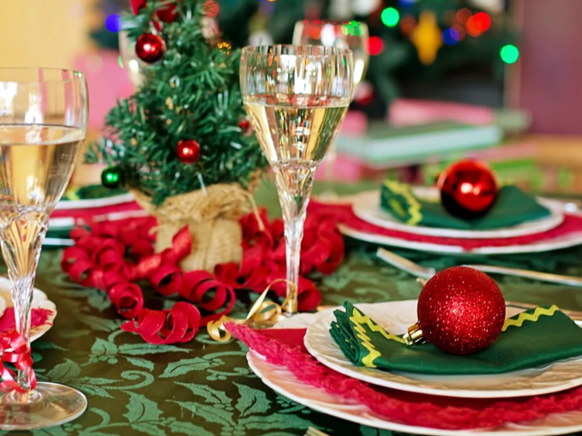 Un tarro de cristal decorativo de piñas y adornos de cristal rojo sobre una  mesa adornos navideños