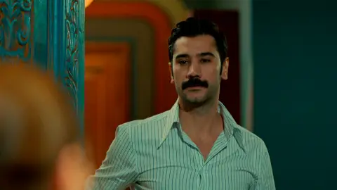Haminne provoca un incómodo encuentro entre Hünkar y Yilmaz Haminne provoca un incómodo encuentro entre Hünkar y Yilmaz
