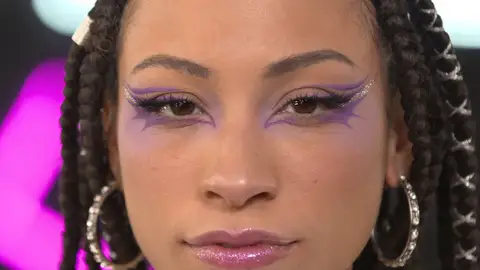 La mirada potente de Karina Pasian: su look paso a paso La mirada potente de Karina Pasian: su look paso a paso