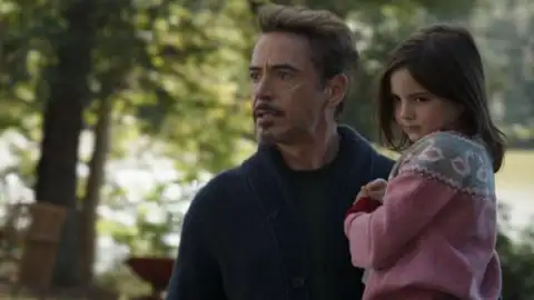 Tony Stark y su hija Morgan en 'Vengadores: Endgame' Tony Stark y su hija Morgan en 'Vengadores: Endgame'