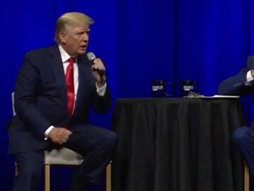 Enfado de los seguidores de Donald Trump tras saber que se ha puesto las tres dosis de la vacuna