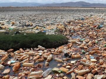  Fotografía de marzo de 2021 de la contaminación del lago Uru Uru de la ciudad de Oruro (Bolivia)