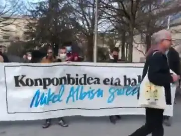 Un antiguo jefe de ETA, recibido entre aplausos por militantes de Bildu al llegar al juzgado Un antiguo jefe de ETA, recibido entre aplausos por militantes de Bildu al llegar al juzgado