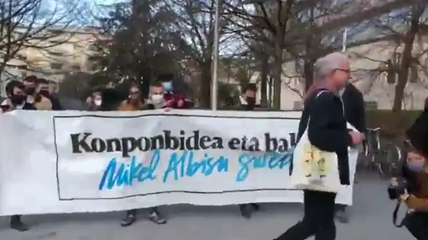 Un antiguo jefe de ETA, recibido entre aplausos por militantes de Bildu al llegar al juzgado Un antiguo jefe de ETA, recibido entre aplausos por militantes de Bildu al llegar al juzgado