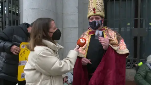 Colas para en entrar en el salón de loterías, que este año contará con un aforo del 50%, a falta de un día para el Sorteo de Navidad Colas para en entrar en el salón de loterías, que este año contará con un aforo del 50%, a falta de un día para el Sorteo de Navidad