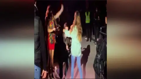 Un exsacerdote pide matrimonio a su novia en un concierto de Rozalén Un exsacerdote pide matrimonio a su novia en un concierto de Rozalén